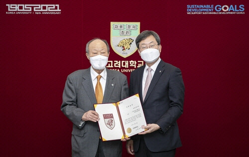 천신일(왼쪽) 우리옛돌문화재단 이사장과 정진택 고려대 총장.   [고려대 제공]